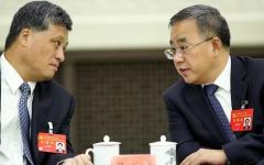 2017年10月19日，时任广东省委书记胡春华（右）与时任广东省省长马兴瑞（左）出席在中共第十九次全国代表大会会议。（图片来源：Lintao Zhang/Getty Images）
