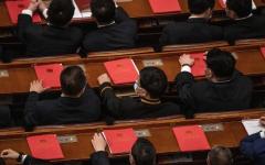 2020年5月28日，在北京人民大会堂内，中共代表出席全国人民代表大会闭幕式。（图片来源：Kevin Frayer/Getty Images）
