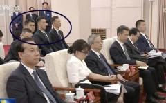 2026年6月2日，王沪宁在与欧美同学会成员座谈时，3名中共便衣警卫在现场监视。（图片来源: 视频截图） 