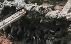 河北安平县一麦田，闪电雷击后惊现一块奇怪的石头。（图片来源：视频截图）