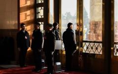 2018年3月19日，中共第十三届全国人民代表大会第七次全体会议召开前，中共警卫人员在人民大会堂内站岗。（图片来源：Etienne Oliveau/Getty Images）