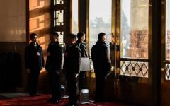 2018年3月19日，中共第十三届全国人民代表大会第七次全体会议召开前，中共警卫人员在人民大会堂内站岗。（图片来源：Etienne Oliveau/Getty Images）
