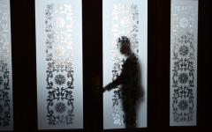 2025年3月6日，一名中共安保人员正在大会堂关门。（图片来源：GREG BAKER/AFP via Getty Images） 
