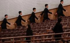 2026年3月12日，中共全国人民代表大会闭幕式开始前，在北京人民大会堂的安保人员走向各自岗位。（图片来源：Kevin Frayer/Getty Images）