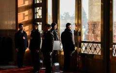 2018年3月19日，中共第十三届全国人民代表大会第七次全体会议召开前，中共警卫人员在人民大会堂内站岗。（图片来源：Etienne Oliveau/Getty Images）