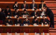 2018年3月19日，在北京人民大会堂举行的第十三届全国人大第七次全体会议开始前，人大代表们正在交谈。（图片来源：Etienne Oliveau/Getty Images）