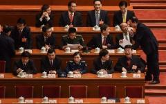 2018年3月19日，在北京人民大会堂举行的第十三届全国人大第七次全体会议开始前，人大代表们正在交谈。（图片来源：Etienne Oliveau/Getty Images）