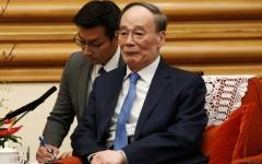 2019年11月1日，厄瓜多尔外交部长何塞·瓦伦西亚（JoséValencia）在北京会见时任中共国家副主席王岐山（图片来源：Florence Lo-Pool/Getty Images）