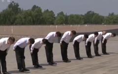 7月28日李强到唐山，按照习近平10年指明的三鞠躬方向鞠躬（图片来源：视频截图）