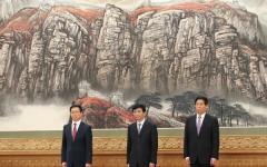 2017年10月25日，时任中共政治局常委韩正、王沪宁、栗战书出席在北京人民大会堂举行的媒体问候会。（图片来源：Lintao Zhang/Getty Images）