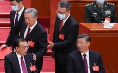 2022年10月22日，在北京人民大会堂举行的中共第二十次全国代表大会闭幕式上，前中共党魁胡锦涛（中）被架离会场。（图片来源：Lintao Zhang/Getty Images）