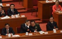 2018年3月17日，在中共第十三届全国人民代表大会第一次会议第五次全体会议期间，时任中共国务委员杨洁篪（左二）与中央军委副主席张又侠（右二）交谈。（图片来源：Etienne Oliveau/Getty Images）