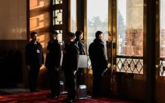 2018年3月19日，中共第十三届全国人民代表大会第七次全体会议召开前，中共警卫人员在人民大会堂内站岗。（图片来源：Etienne Oliveau/Getty Images）