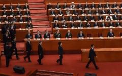 2018年3月19日，在北京人民大会堂召开第十三届全国人大第七次全体会议，当时新当选的中共副总理韩正（前排右一）领衔，时任副总理孙春兰、胡春华、刘鹤，时任国务委员魏凤和等人，准备宣誓就职。（图片来源：Etienne Oliveau/Getty Images）