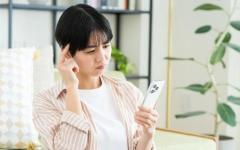 女子看着手机思考    （图片来源：翻拍）