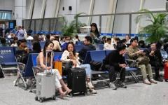 2025年4月12日，旅客们在中国浙江的义乌机场候机。（图片来源：ADEK BERRY/AFP via Getty Images）