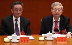 2017年10月18日，中共前全国人大委员长吴邦国（左）和中共前总国务院理朱镕基出席在北京人民大会堂举行的中共十九大开幕式。（图片来源：Lintao Zhang/Getty Images）