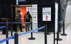 2026年7月31日，美国移民及海关执法局（ICE）特工在位于纽约市贾维茨联邦大楼的ICE纽约办事处站岗。（图片来源：Michael M. Santiago/Getty Images）