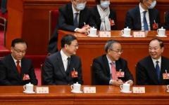 2023年3月12日，中共中央政治局委员张国庆、上海市委书记陈吉宁、全国政协副主席胡春华、广东省委书记黄坤明出席在北京人民大会堂举行的全国人民代表大会第五次全体会议。（图片来源：NOEL CELIS/AFP via Getty Images）