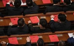 2020年5月28日，在北京人民大会堂内，中共代表出席全国人民代表大会闭幕式。（图片来源：Kevin Frayer/Getty Images）