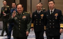 2024年4月22日，时任中共中央军委副主席张又侠上将在青岛举行的西太平洋海军研讨会开幕前抵达现场，向众人挥手致意。（图片来源：Kevin Frayer/Getty Images）