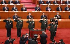 2023年3月11日，在北京举行的全国人民代表大会第四次全体会议上，中华人民共和国中央军委副主席张又侠和何卫东（前排）与新任中央军委委员一同宣誓就职。（图片来源：Lintao Zhang／Getty Images）