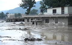 2026年8月26日，尼泊尔努瓦科特地区德夫加特发生山洪，房屋被淤泥淹没。（图片来源：Prakash MATHEMA /AFP via Getty Images）