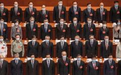 2020年5月22日，在北京人民大会堂举行的中共全国人大会议开幕式上，全体佩戴口罩的中共代表起立。（图片来源：Kevin Frayer/Getty Images）