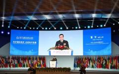 2025年9月18日，中共国防部长董军在北京国际会议中心举行的香山论坛开幕式上发表讲话。（图片来源：Photo by GREG BAKER/AFP via Getty Images）
