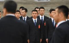 2017年10月25日，在中共中央政治局常务委员会成员名单公布后，身着西装的中共军方人员在北京人民大会堂外等候。（图片来源：GREG BAKER/AFP via Getty Images）