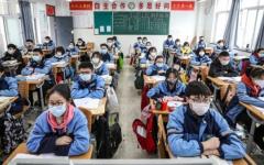 2020年3月30日，江苏省淮安市COVID-19病毒疫情期间，初中和高三学生返回教室。示意图(图片来源：STRAFP via Getty Images)
