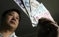 中国上海一家银行新发行的人民币。示意图(图片来源：China Photos/Getty Images)