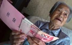 上海88岁的胡阿香领取到她的第一笔养老金。（图片来源：China Photos/Getty Images）