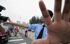 2008年8月13日，北京警方封锁一个公园后阻止摄影记者拍照。示意图（图片来源：JEWEL SAMADAFP via Getty Images）