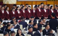 2015年9月30日，在北京人民大会堂内举行十一招待会，现场的男、女服务员们在为招待会做准备。（图片来源：WANG ZHAO/AFP via Getty Images）