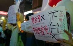 2022年11月30日，旅日中国公民及支持者在东京举行集会，抗议中共当局的“清零”政策以及中共的专制统治。此次集会是为悼念2022年11月24日新疆乌鲁木齐市致命火灾遇难者而举行的烛光守夜活动的一部分。（图片来源：KAZUHIRO NOGI/AFP via Getty Images）