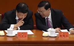 2017年10月18日,在北京人民大会堂举行的中共全国代表大会开幕式上，时任中共中央政治局常委张德江（右）与时任中共中央政治局常委刘云山（左）交谈。（图片来源：WANG ZHAO/AFP via Getty Images）
