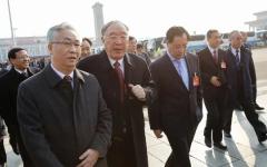 2017年3月4日，重时任庆市长、全国人大代表黄奇帆（中）抵达北京人民大会堂，出席中共全国人大全体会议。（图片来源：Lintao Zhang/Getty Images）