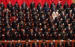 2022年10月16日，在北京人民大会堂举行的中共第二十次全国代表大会开幕式上，中共与会官员为已故中共毛党魁泽东默哀一分钟并低头致哀。（图片来源：Kevin Frayer/Getty Images）