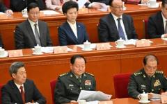 2025年3月4日，中共中央政法委书记陈文清（左）、时任中共中央军委副主席何卫东（右）和时任军委副主席张又侠（中）在北京人民大会堂出席中共政协会议开幕式。（图片来源：ADEK BERRY/AFP via Getty Images）
