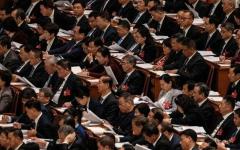 2026年3月9日，在北京人民大会堂举行的中共全国人大第二次全体会议上，代表们正在聆听发言。（图片来源：Kevin Frayer/Getty Images）