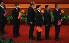 2013年3月14日，在北京人民大会堂举行的中共全国人大第四次全体会议上，时任湖北省委书记李洪忠（右）排队等候将选票投入票箱。（图片来源：Feng Li/Getty Images）