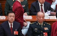 2026年3月5日，中共公安部长王小洪和中央军委副主席张升民（右）在北京人民大会堂出席中共全国人大会议开幕式。（图片来源：FLORENCE LO/POOL/AFP via Getty Images）