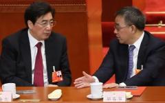 2013年3月14日，在北京人民大会堂举行的中共全国人大第四次全体会议上，时任中共中央政治局委员胡春华（右）和郭金龙（左）正在交谈。（图片来源：Feng Li/Getty Images）
