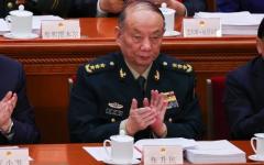 2026年3月5日，中共中央军委副主席张升民在北京人民大会堂出席中共全国人大开幕式时鼓掌。（图片来源：Florence Lo/POOL/AFP via Getty Images）