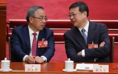 2023年3月11日，在北京举行的中共全国人大第四次全体会议开幕。时任中共全国政协副主席胡春华（左）和上海市委书记陈吉宁（右）出席开幕式并做交谈。（图片来源：Lintao Zhang/Getty Images）