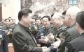 两会上，习近平和与会代表握手，央视画面显示当习近平走到贾廷安面前握手时，镜头被剪掉。（视频截图）