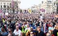 数以千计民众在本应是英国脱欧“独立日”的3月29日，群聚英国国会外。当天，英国国会第3次投票否决了特雷莎·梅的脱欧协议，英国确定5月22日无法脱欧。（Getty Images）