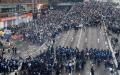 6月12日在香港政府总部大楼外，抗议者与警方对峙。(AFP/Getty Images)