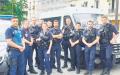 右图：美丽城BTC警队部分新老成员在警车前。（图片由巴黎20区警察局提供）